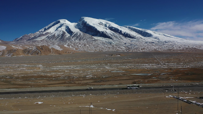 新疆帕米尔高原慕士塔格雪峰下的中巴公路